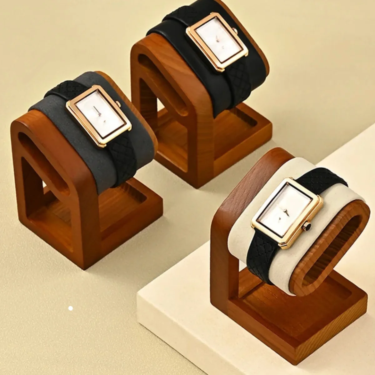 Présentoir design en bois pour montres – Image 2