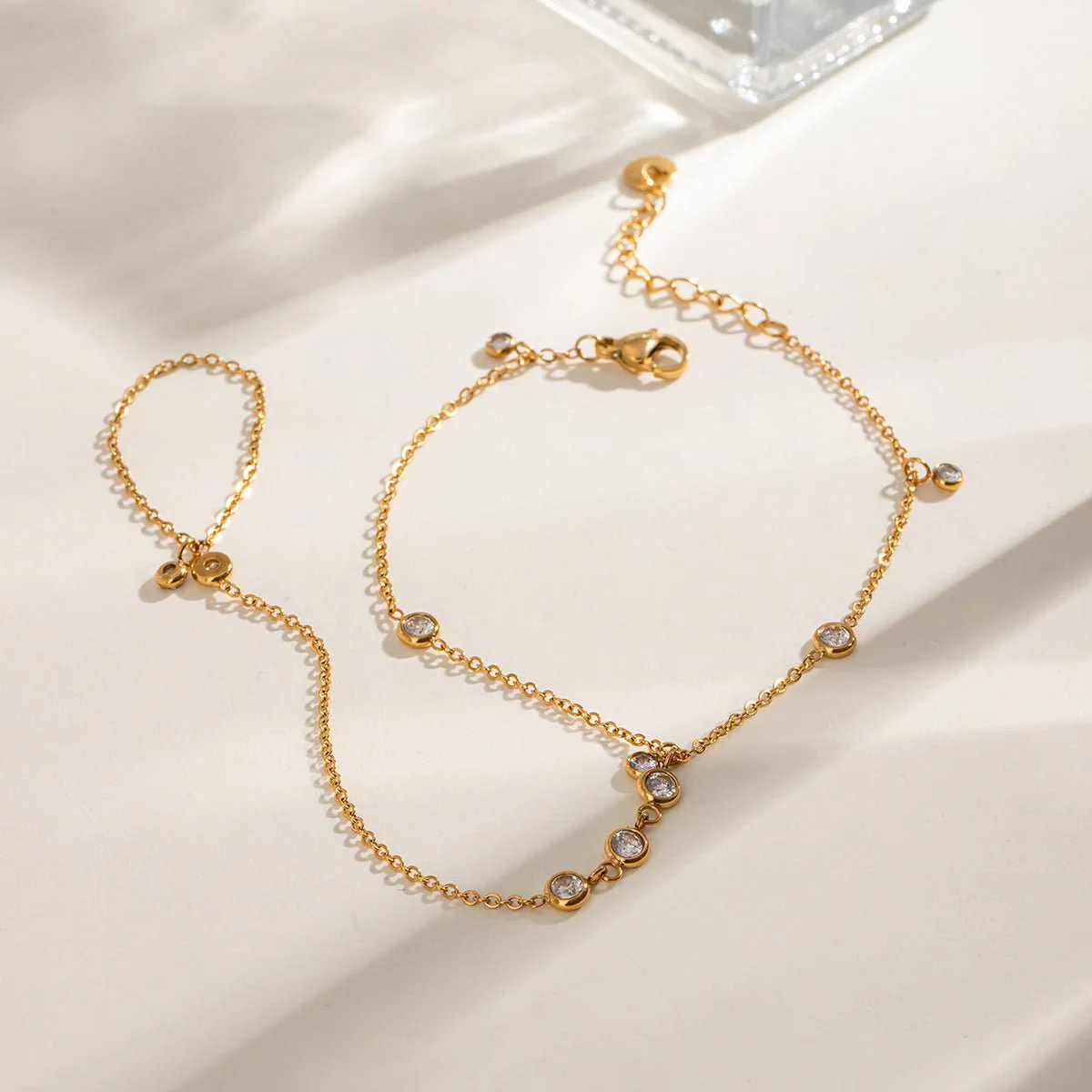 Bijou de main délicate et chic, en acier inoxydable doré, avec zircon, idéal soirée, modèle Viza – Image 5