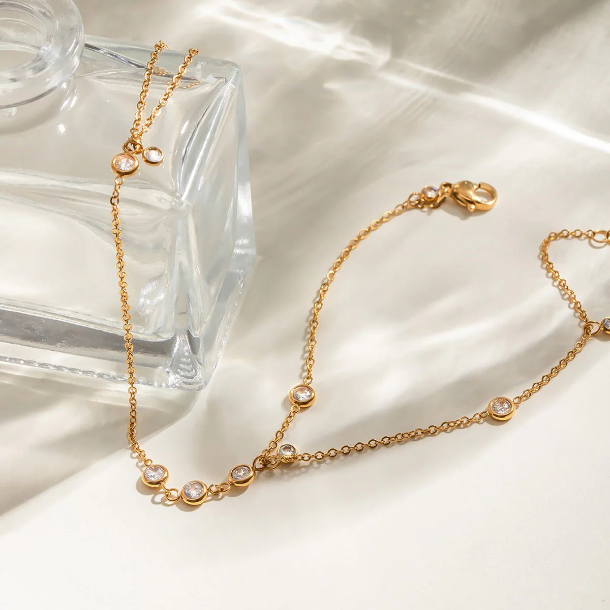 Bijou de main délicate et chic, en acier inoxydable doré, avec zircon, idéal soirée, modèle Viza – Image 6