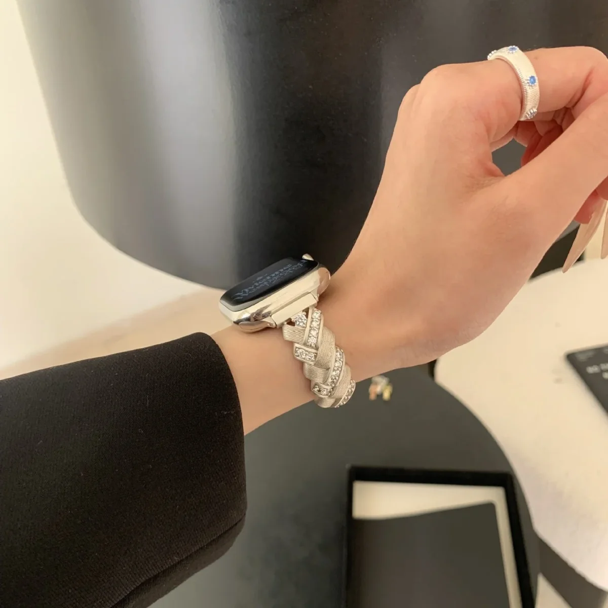 Bracelet Apple Watch élégant en métal, maillons larges sertis de zircons lumineux, ajustable, modèle Toline – Image 3