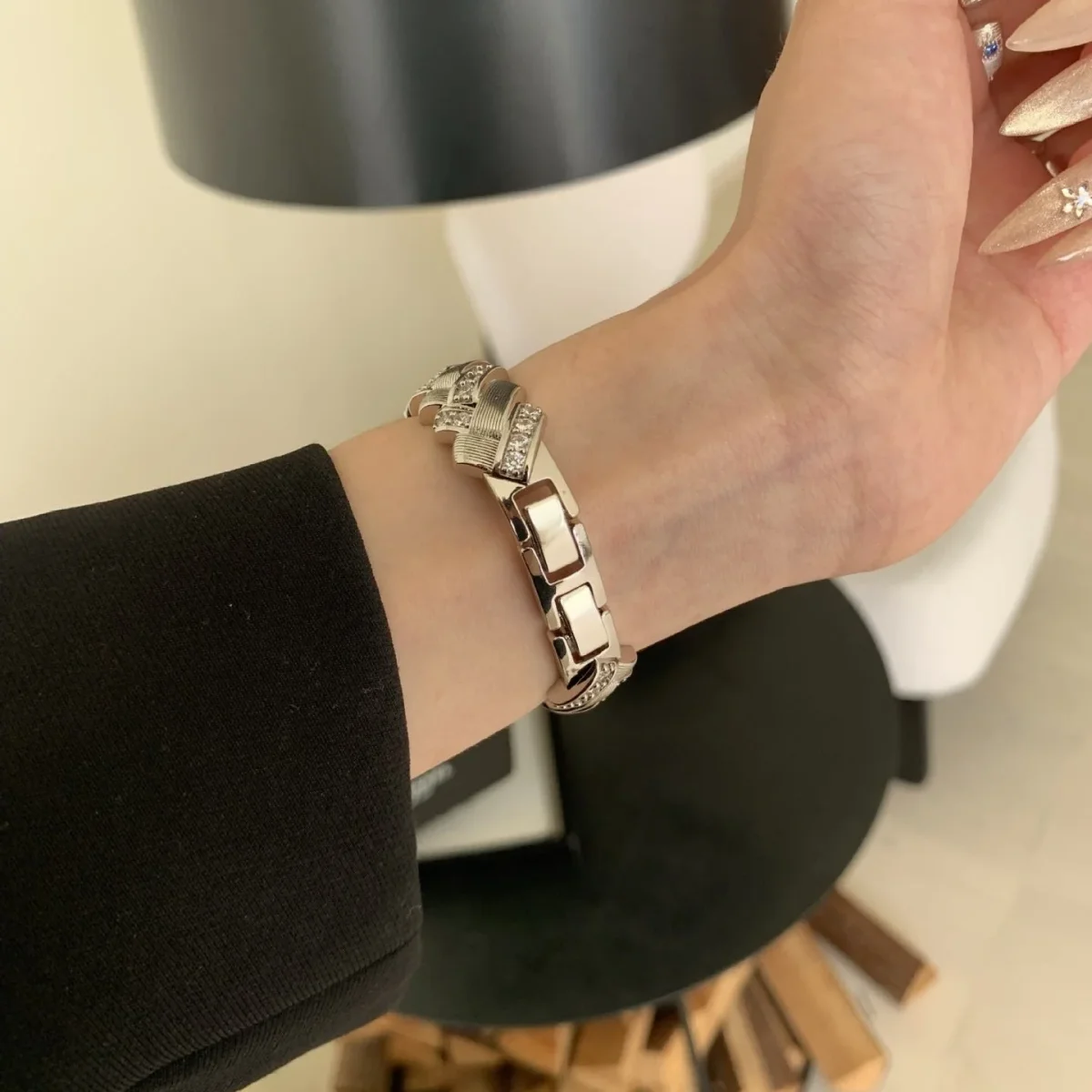 Bracelet Apple Watch élégant en métal, maillons larges sertis de zircons lumineux, ajustable, modèle Toline – Image 6