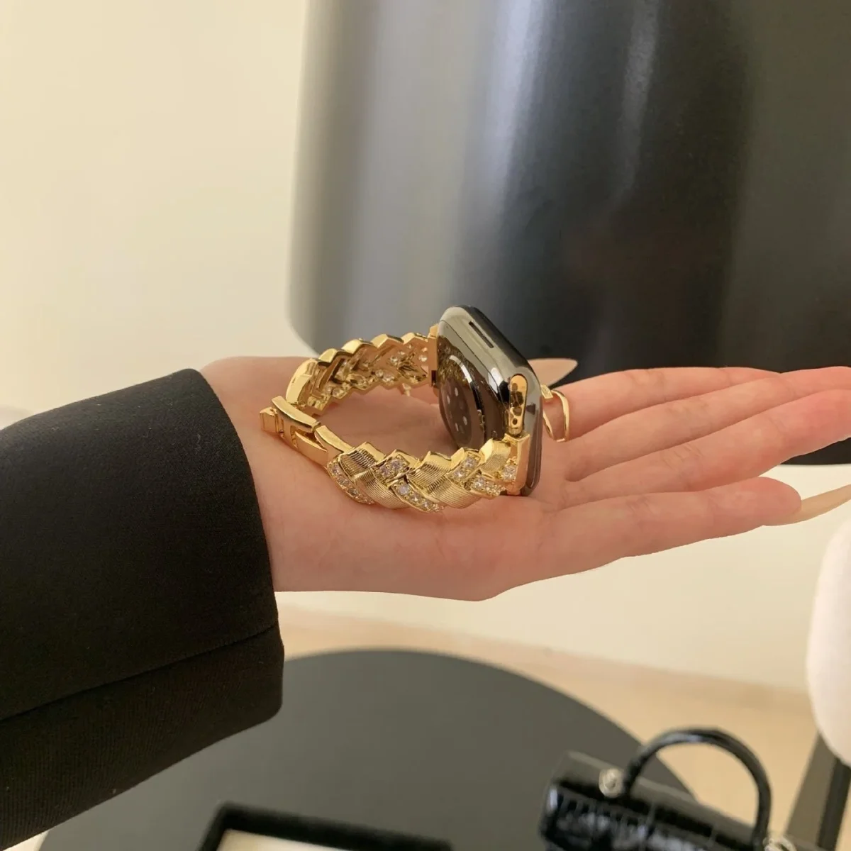 Bracelet Apple Watch élégant en métal, maillons larges sertis de zircons lumineux, ajustable, modèle Toline – Image 9