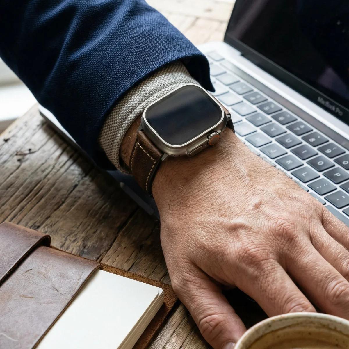 Bracelet Apple Watch en cuir marron vintage, texture naturelle patinée, maintien confortable, boucle acier noir ou argent, modèle Octave – Image 4