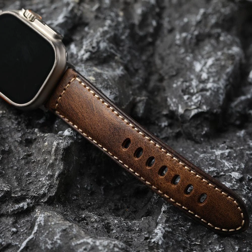 Bracelet Apple Watch en cuir marron vintage, texture naturelle patinée, maintien confortable, boucle acier noir ou argent, modèle Octave – Image 9