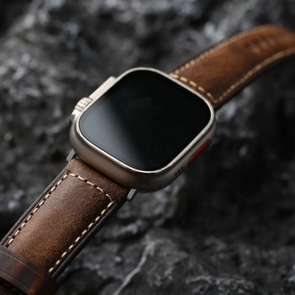 Bracelet Apple Watch en cuir marron vintage, texture naturelle patinée, maintien confortable, boucle acier noir ou argent, modèle Octave – Image 8
