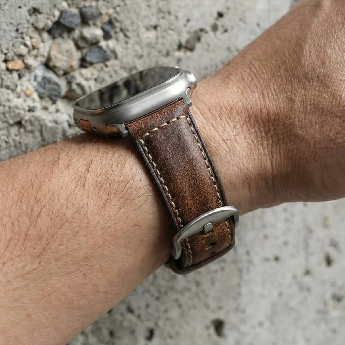 Bracelet Apple Watch en cuir marron vintage, texture naturelle patinée, maintien confortable, boucle acier noir ou argent, modèle Octave – Image 3