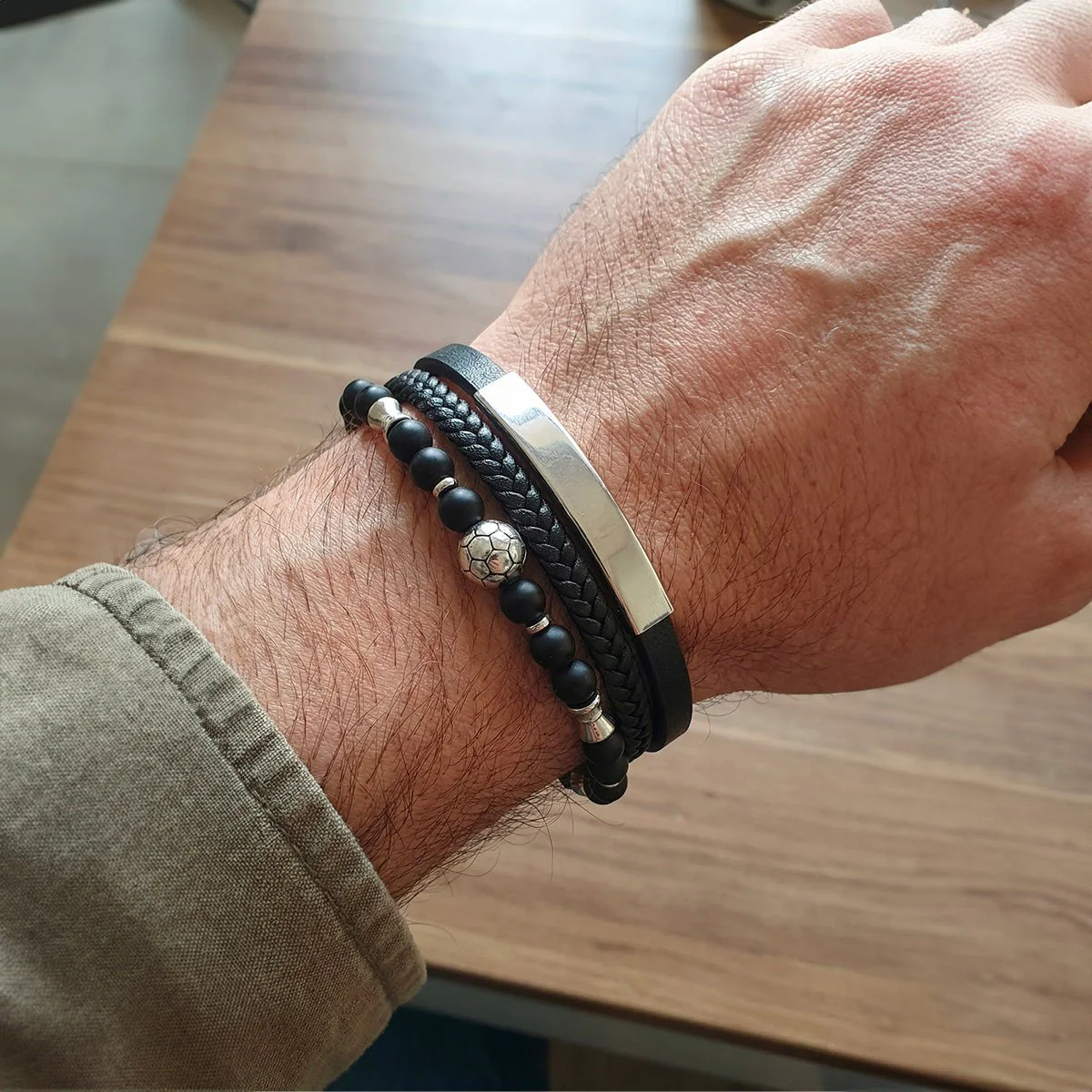 Bracelet personnalisé masculin moderne foot, cuir tressé et perles, fermoir magnétique en acier, ballon de football, modèle Lamine – Image 3