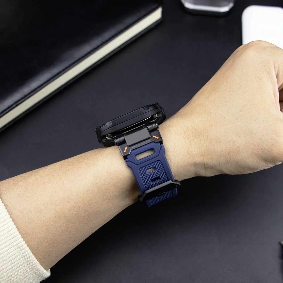 Bracelet robuste pour montre connectée, TPU renforcé avec coque anti-choc, design sport et protection intégrale, compatible Apple Watch, modèle Guerta – Image 4