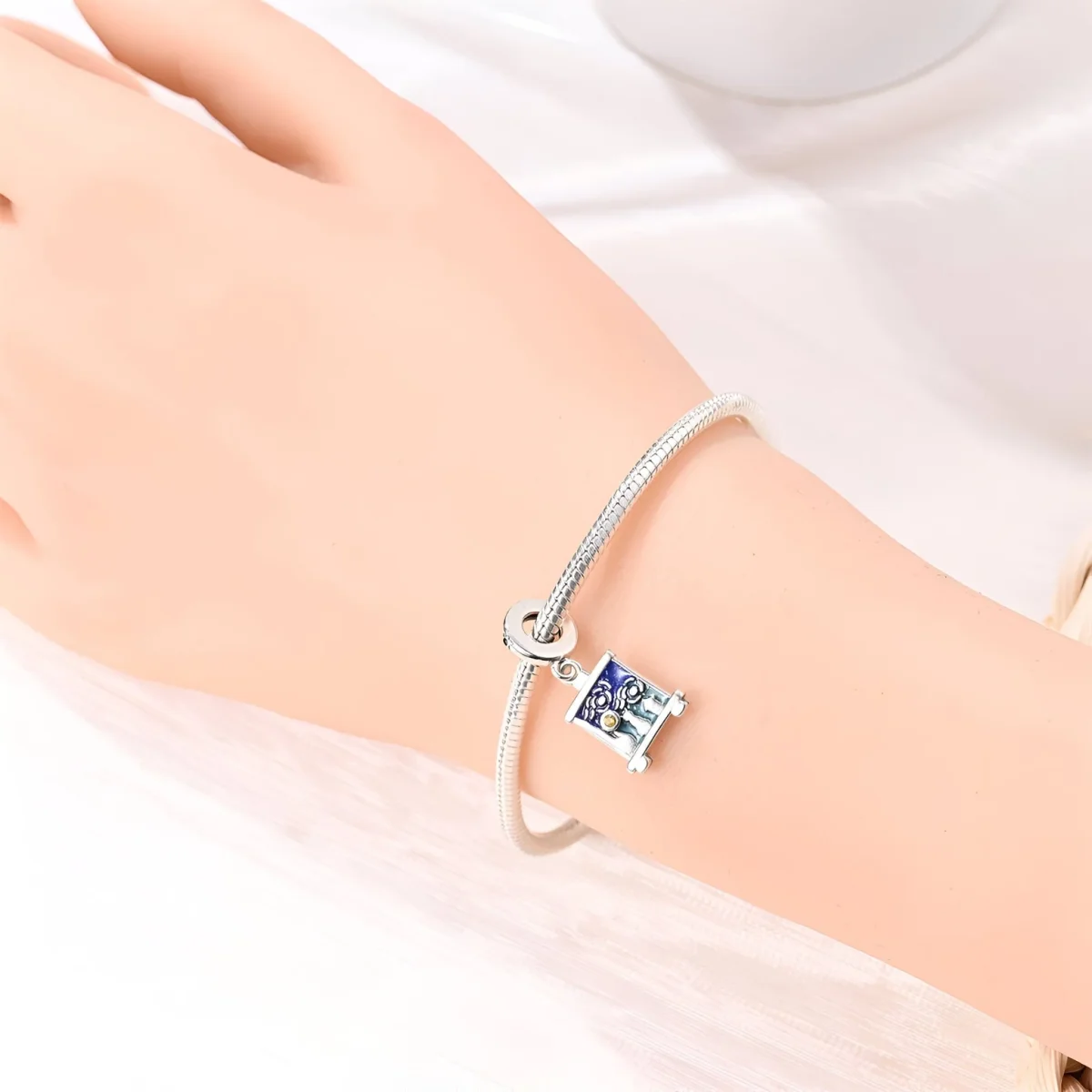 Charm pendant "La Nuit Étoilée" de Van Gogh, pour femme, modèle Nadinna – Image 3