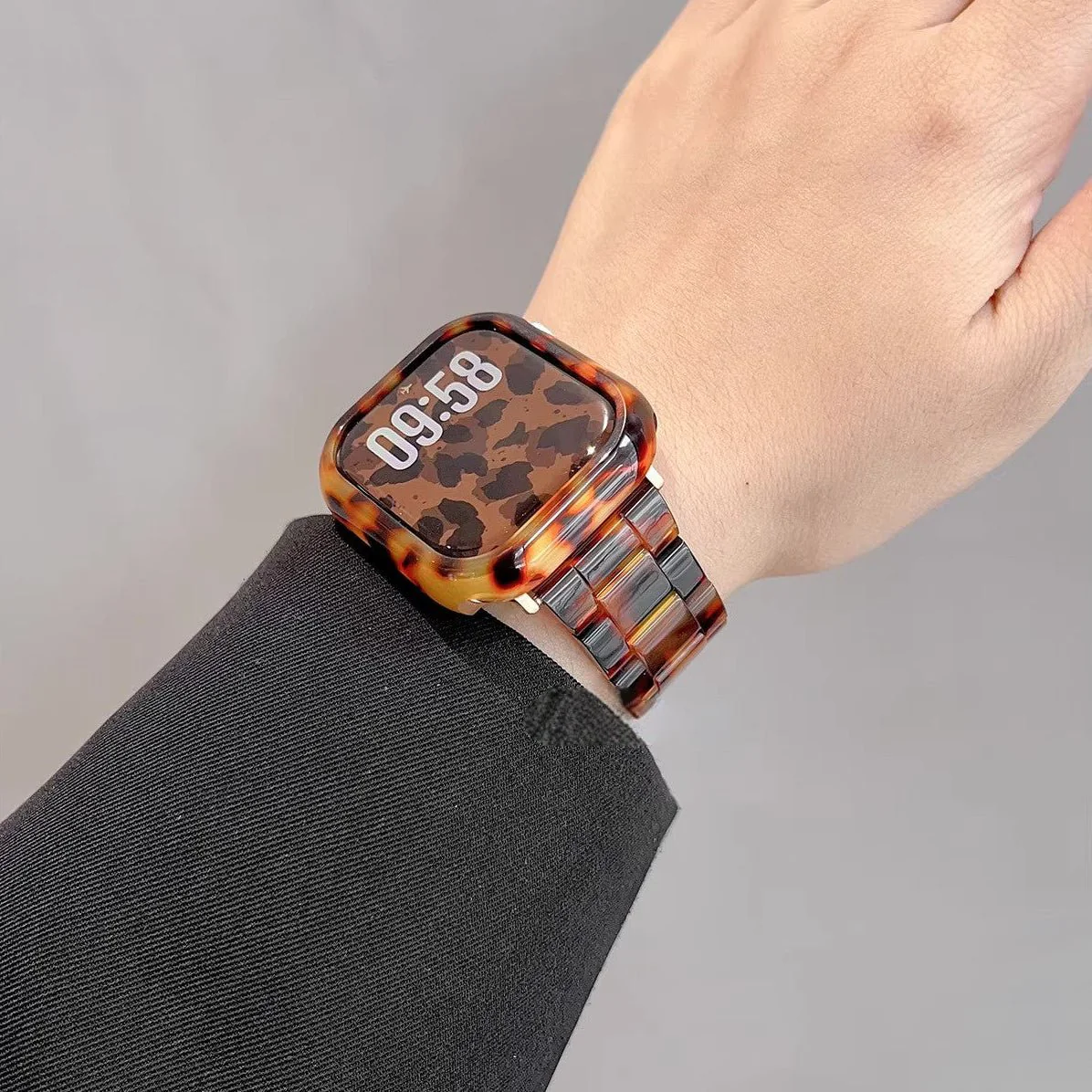 Coque intégrale avec bracelet pour Apple Watch, à maillons en résine effet léopard, style affirmé et moderne, modèle Kidine – Image 4