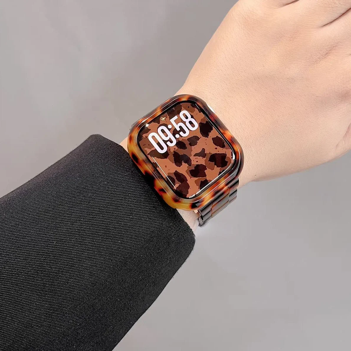 Coque intégrale avec bracelet pour Apple Watch, à maillons en résine effet léopard, style affirmé et moderne, modèle Kidine – Image 3