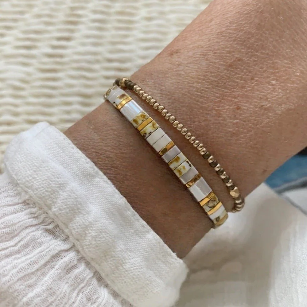 Set bracelets du japon à perles dorées et cubes marbrés blancs, style bohème chic et lumineux, modèle Kaede – Image 3